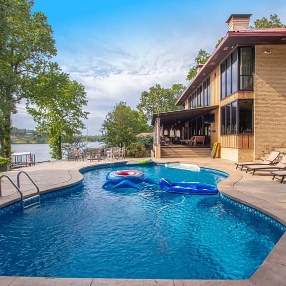 Lionsgate on Hamilton free boat use W 7 night stay - Image 1