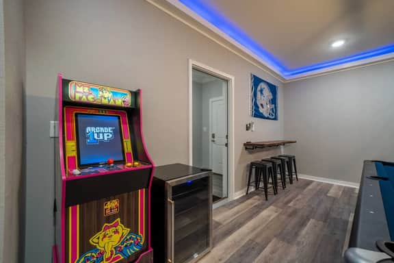 Sleeps 24! 8 Bedrooms | Gameroom - Image 3